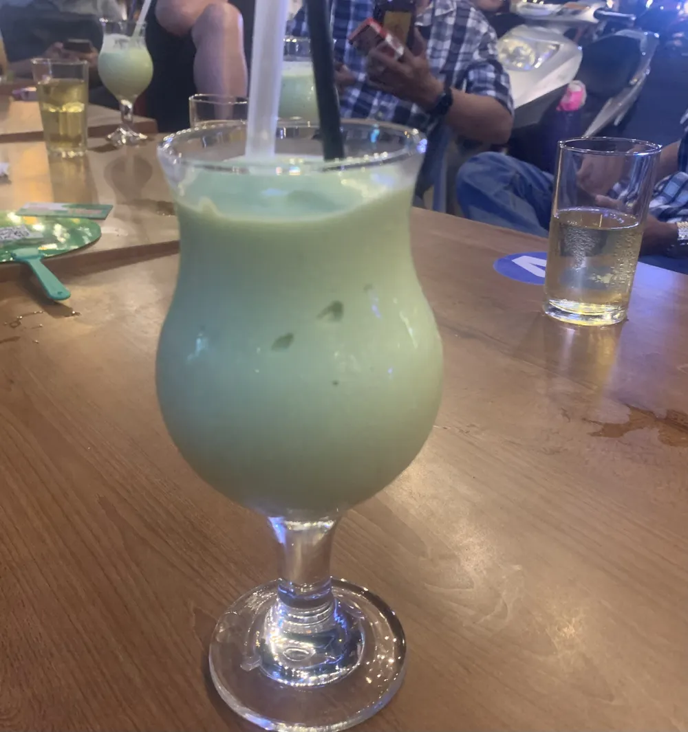 Sinh tố hoặc nước ép trái cây chứa nhiều khoáng chất, vitamin và chất xơ. Ảnh: PHƯƠNG LÊ.