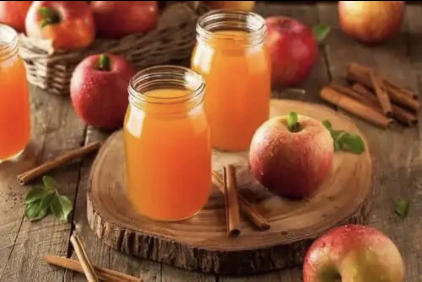 Nước ép táo và chanh với quế. Ảnh: STEP TO HEALTH.