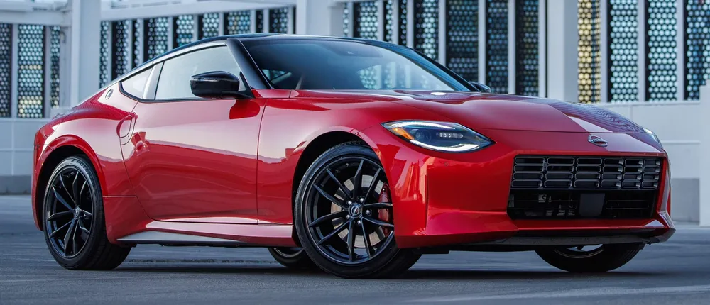 Nissan Z 2023 có giá 964 triệu đồng. Ảnh: HOTCARS.