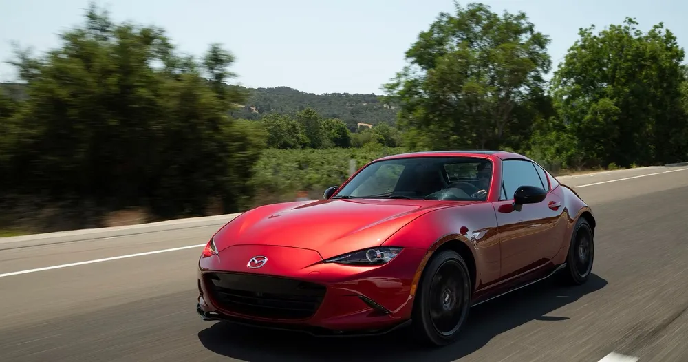 Mazda MX-5 Miata 2023 có giá 660 triệu đồng. Ảnh: HOTCARS.