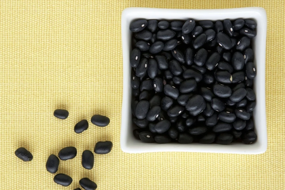 Một cốc đậu đen chứa 294 mg canxi, cũng như 29 gam chất xơ và 39 gam protein. Ảnh: Womenshealth.