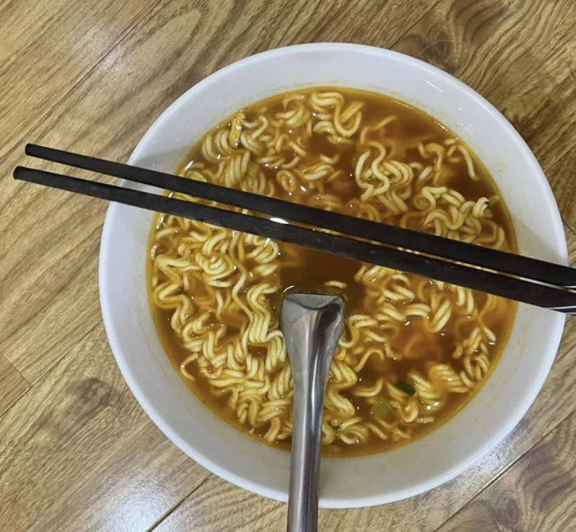 Hầu hết mì cũng chứa bột ngọt hoặc chất phụ gia thực phẩm. Ảnh: PHƯƠNG LÊ.