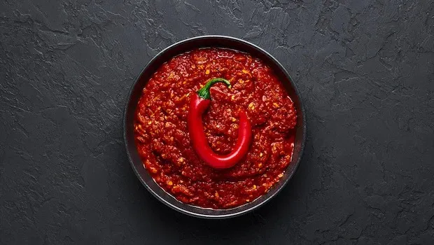 Các bữa ăn cay, nóng có thể làm trầm trọng thêm vết loét miệng. Ảnh: Istock.