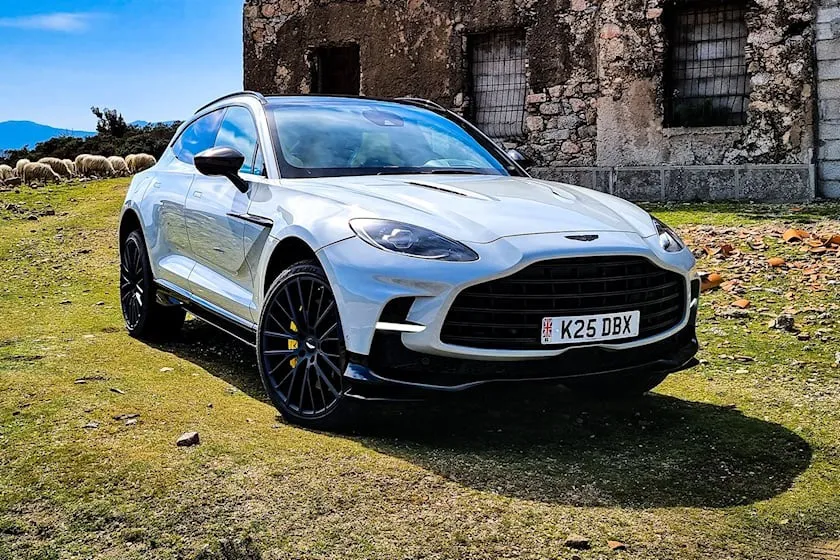 Aston Martin DBX707 có giá 4,9 tỉ đồng. Ảnh: Carbuzz. Aston Martin DBX707 có giá 4,9 tỉ đồng. Ảnh: Carbuzz.