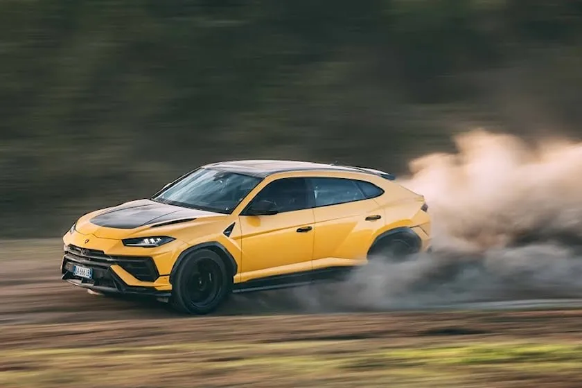 Lamborghini Urus Performanceante có giá dưới 6,3 tỉ đồng. Ảnh: Carbuzz. Lamborghini Urus Performanceante có giá dưới 6,3 tỉ đồng. Ảnh: Carbuzz.