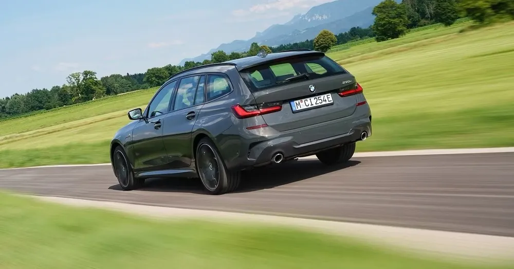 BMW 330e Touring. Ảnh: Hotcars.