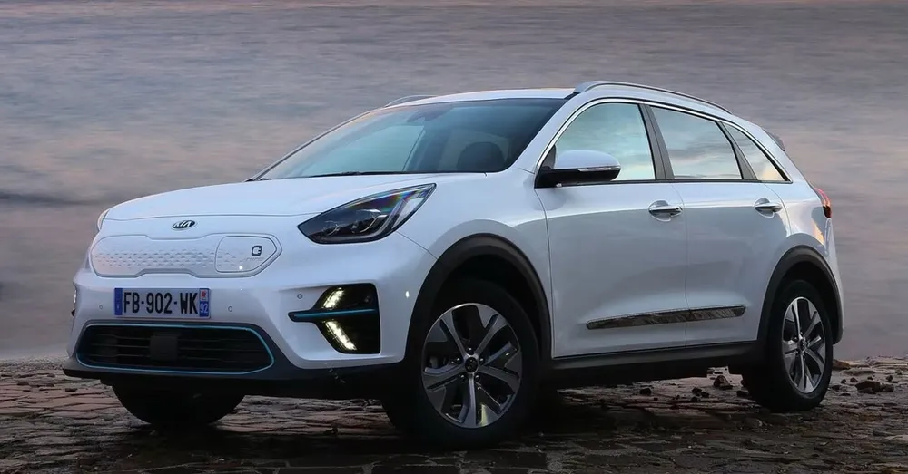 Kia Niro EV 2023 có giá 930 triệu đồng. Ảnh: Hotcars.