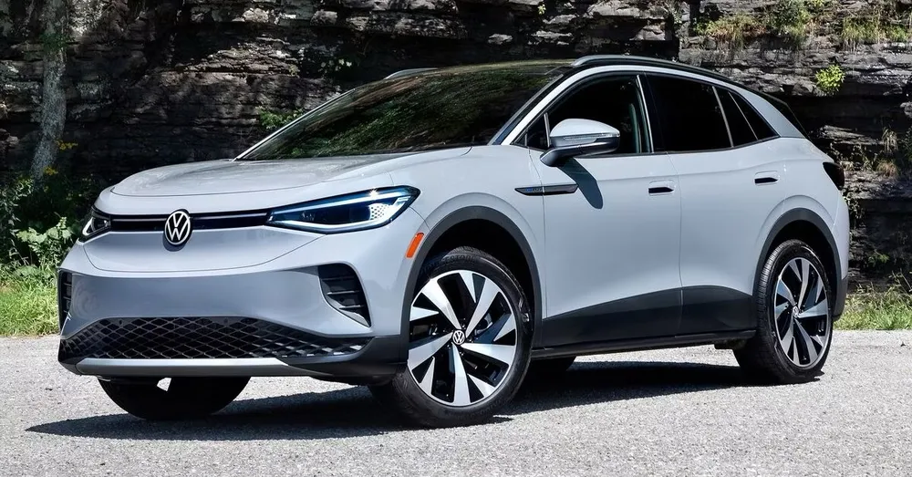 Volkswagen ID.4 2023 có giá 950 triệu đồng. Ảnh: Hotcars.