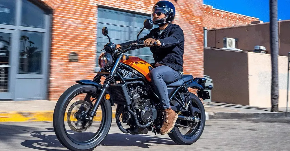 Honda SCL500 2023 có giá 160 triệu đồng. Ảnh: Hotcars.