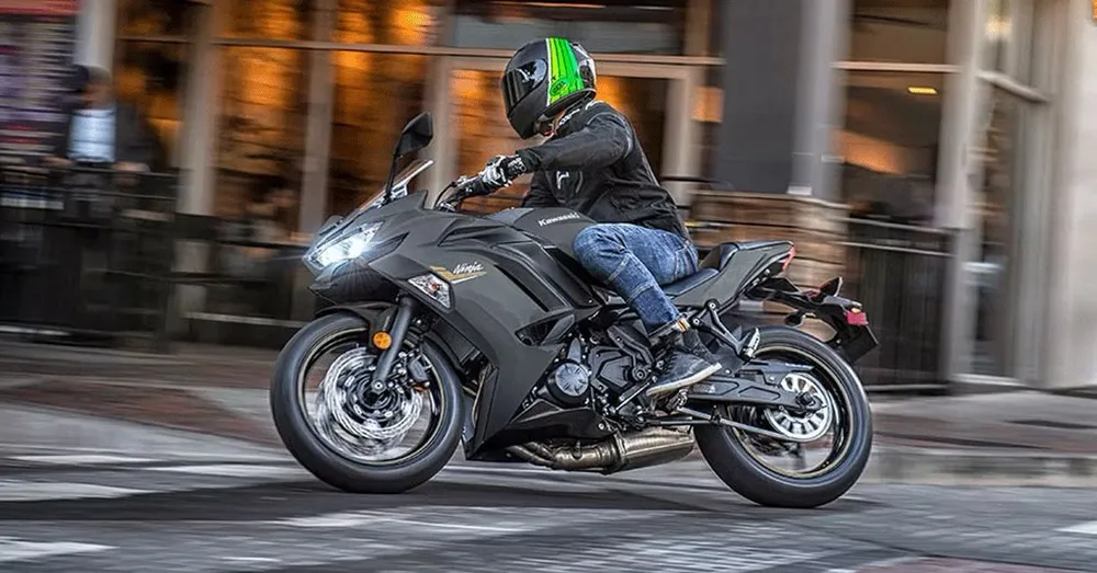 Kawasaki Ninja 650 2023 có giá 188 triệu đồng. Ảnh: Hotcars.