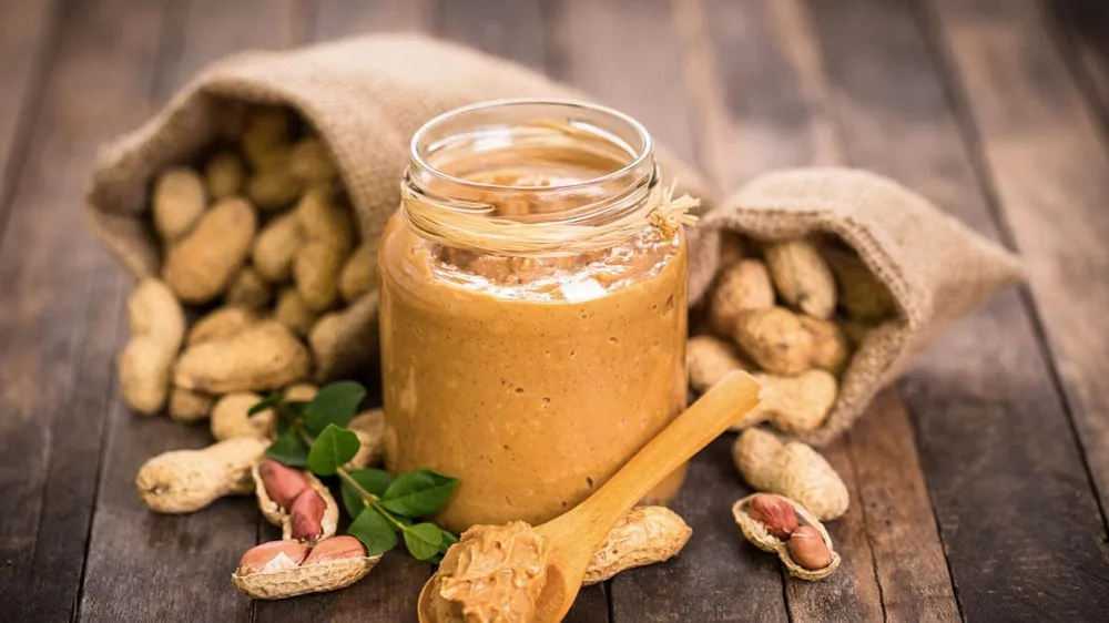 Nhiều thương hiệu bơ hạt thương mại thêm dầu, đường và phụ gia nhân tạo để tăng hương vị. Ảnh: NDTV.