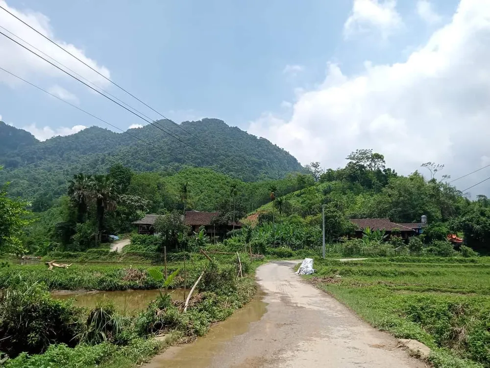 Đường đi vào thác 7 tầng đã được rải nhựa