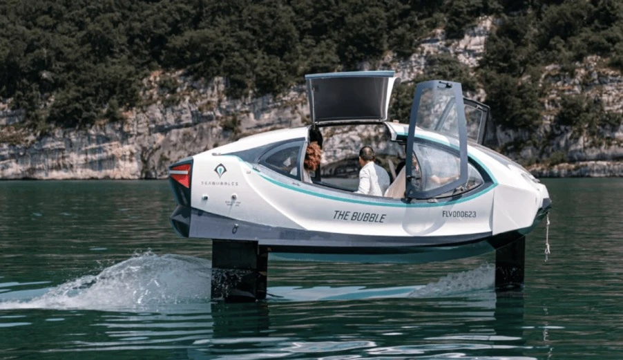Tốc độ bay của Seabubbles là 13 hải lý/giờ. Ảnh: Motorbiscuit.