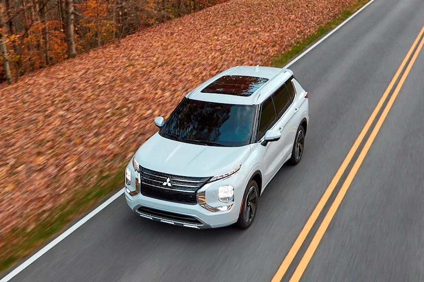 Mitsubishi Outlander. Ảnh: Carbuzz. Mitsubishi Outlander. Ảnh: Carbuzz.