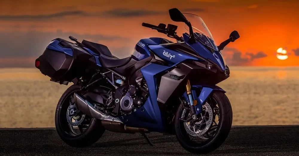 Suzuki GSX-S1000GT+ có giá 14.099 USD. Ảnh: HOTCARS.