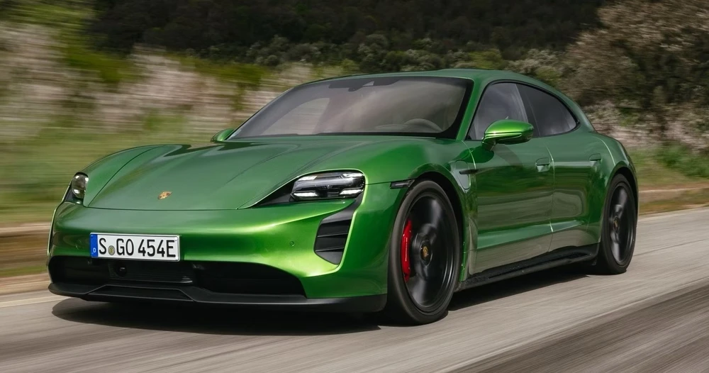 PorscheTaycan có thể sạc tới 80% trong 17 phút. Ảnh: Hotcars.