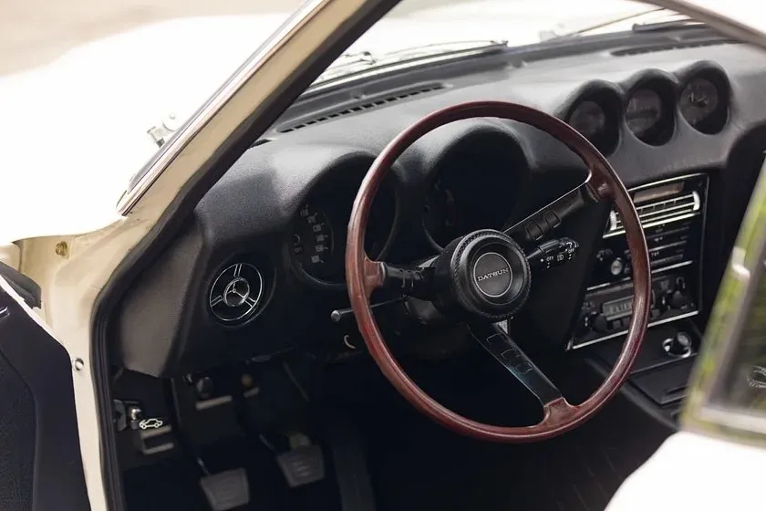 Chiếc xe 240Z chỉ sản xuất 195 chiếc và đây là chiếc duy nhất còn tồn tại. Ảnh: Carbuzz.