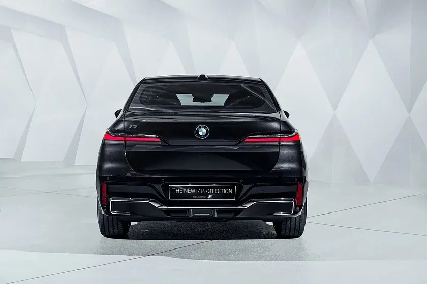 BMW i7 Protection tự hào có động cơ điện kép. Ảnh: Carbuzz.