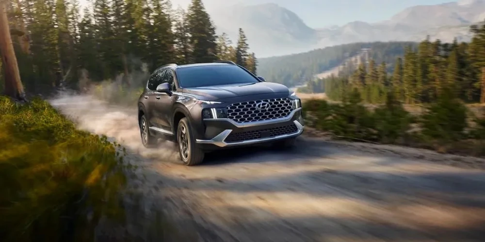 Hyundai Santa Fe Hybrid 2023 có giá 36.210 USD. Ảnh: Motorbiscuit.