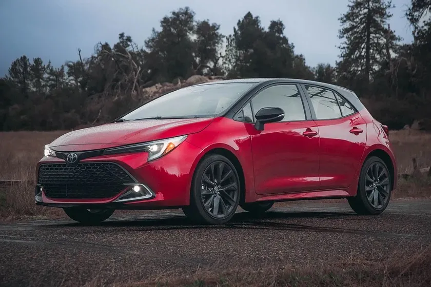 Corolla Hatchback có giá 23.155 USD (tương đương hơn 550 triệu đồng). Ảnh: Carbuzz. Corolla Hatchback có giá 23.155 USD (tương đương hơn 550 triệu đồng). Ảnh: Carbuzz.