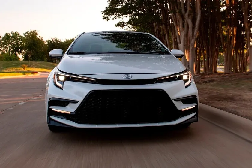 Corolla Sedan SE có giá 21.700 USD (tương đương 516 triệu đồng). Ảnh: Carbuzz. Corolla Sedan SE có giá 21.700 USD (tương đương 516 triệu đồng). Ảnh: Carbuzz.