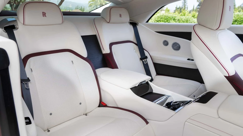 Chiếc Rolls-Royce Spectre có hai tông màu đen trên nền Morganite của Aero. Ảnh: Motor 1. Chiếc Rolls-Royce Spectre có hai tông màu đen trên nền Morganite của Aero. Ảnh: Motor 1.