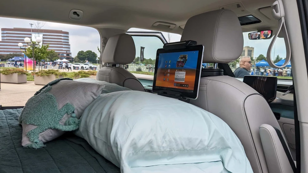 Xe còn có đệm mút trải dài từ sau hàng ghế trước cho đến mép cốp.