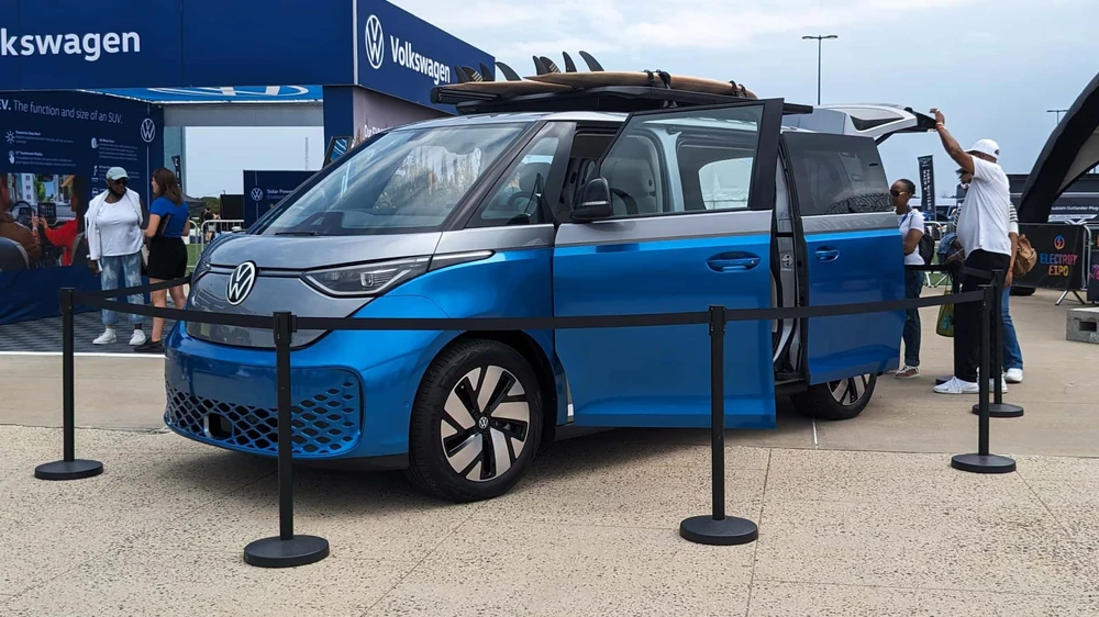 Xe có tủ lạnh 15/20 lít có thể cắm vào ổ cắm 12 vol trong cốp xe là tùy chọn. Ảnh: Autoelution.