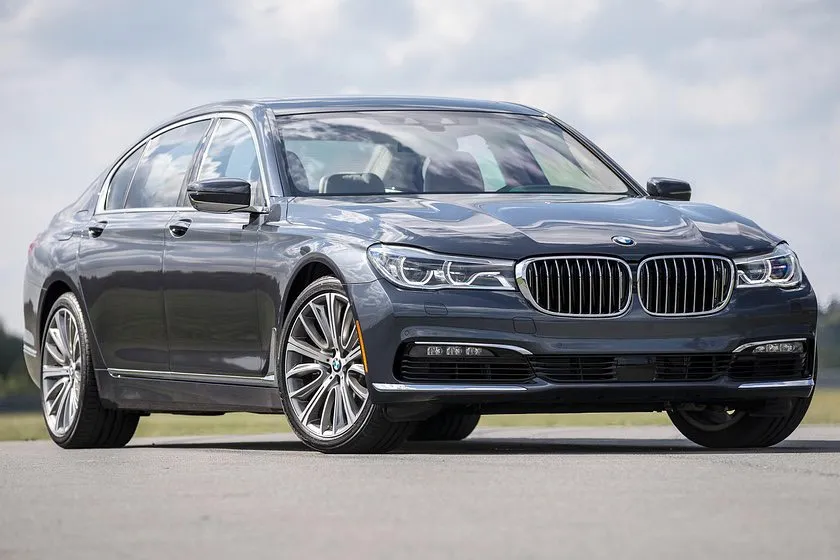 Dòng xe BMW 7. Ảnh: Carbuzz.
