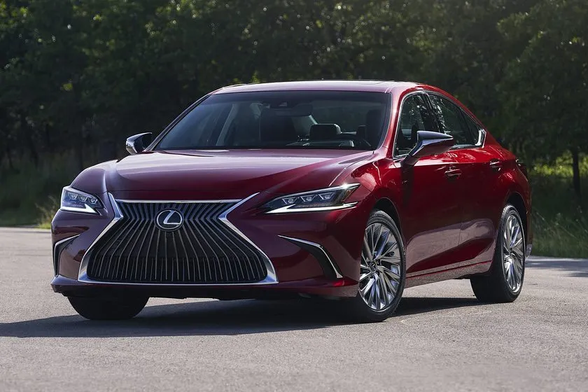 Lexus ES. Ảnh: Carbuzz.