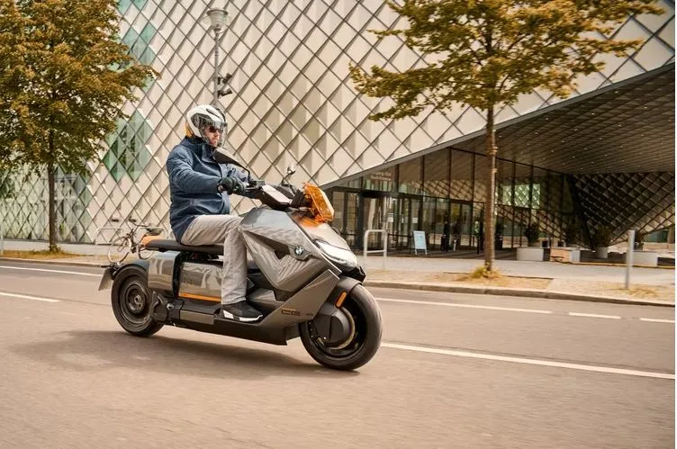 BMW CE 04 có giá hơn 280 triệu đồng. Ảnh: Topspeed. BMW CE 04 có giá hơn 280 triệu đồng. Ảnh: Topspeed.