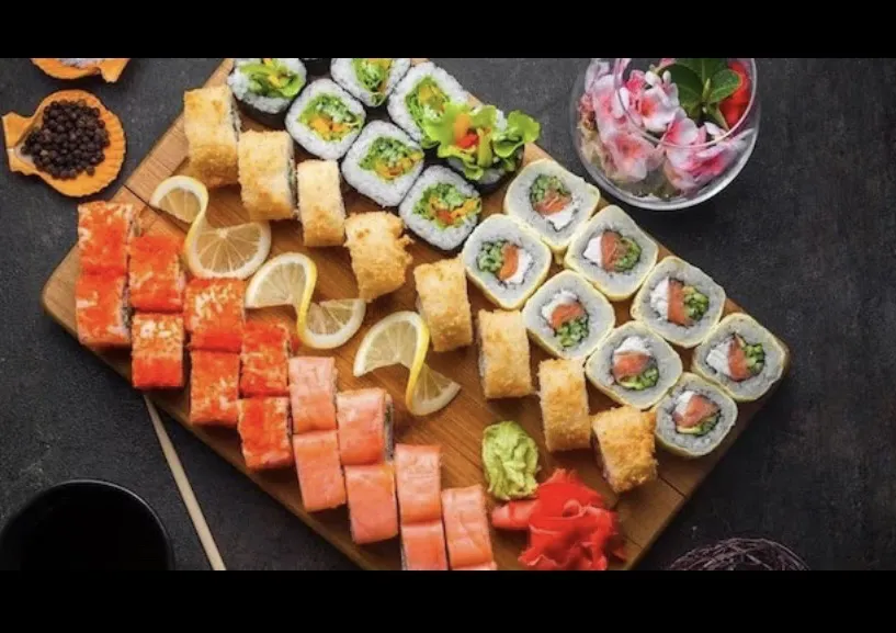 Sushi cuộn kiểu tempura, thường được chiên và có thể chứa nhiều calo. Ảnh: NDTV. Sushi cuộn kiểu tempura, thường được chiên và có thể chứa nhiều calo. Ảnh: NDTV.