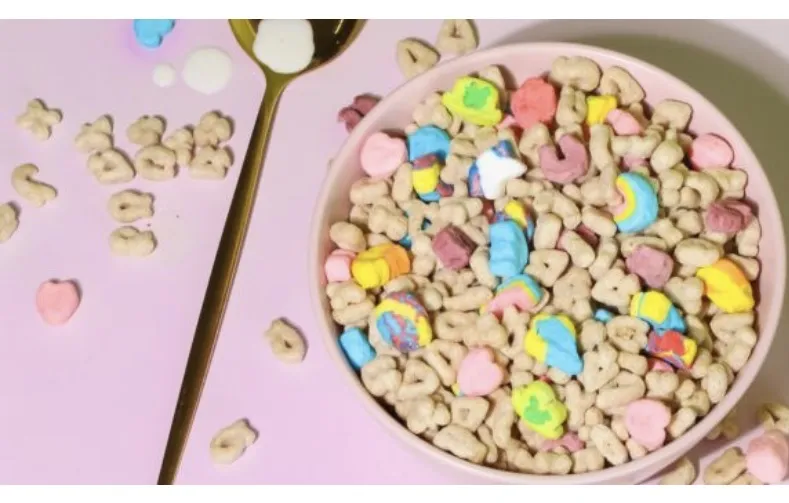 Đồ uống có đường có thể khiến lượng đường trong máu tăng đột biến và giảm nhanh chóng, gây ra các triệu chứng lo lắng. Ảnh: Boldsky.