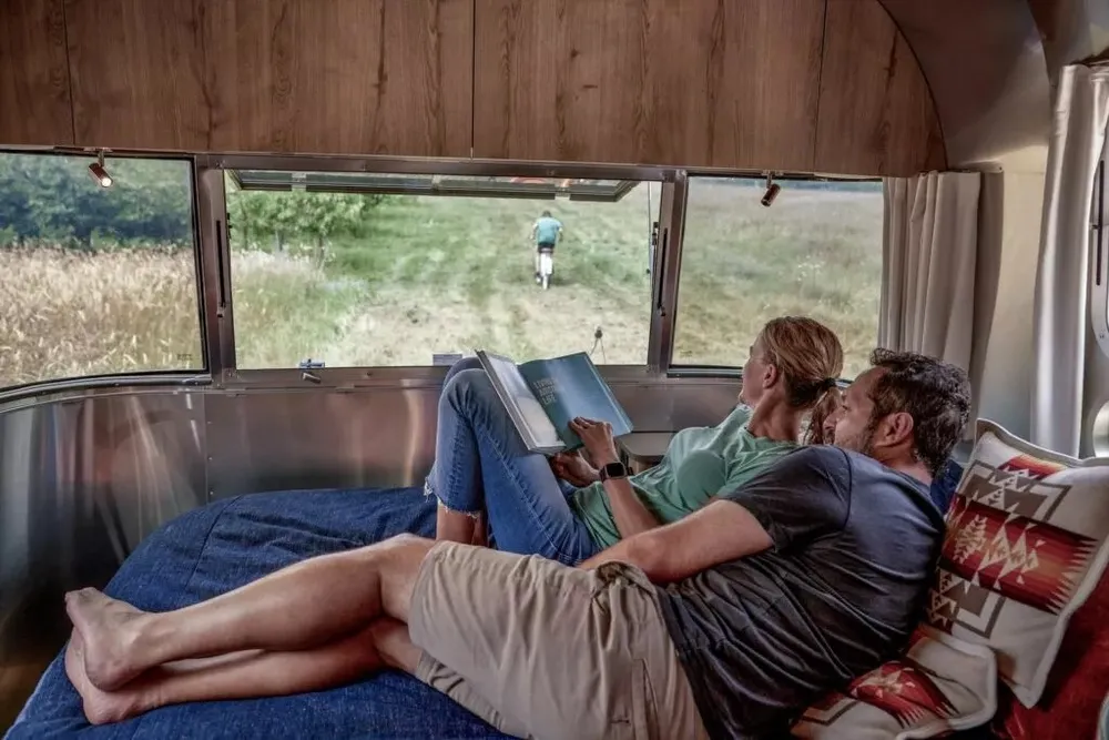 Xe còn được thiết kế thêm phòng ngủ, nơi có tầm nhìn toàn cảnh cũng như giường cỡ Queen hoặc giường đôi tùy chọn. Ảnh: Carscoops. Xe còn được thiết kế thêm phòng ngủ, nơi có tầm nhìn toàn cảnh cũng như giường cỡ Queen hoặc giường đôi tùy chọn. Ảnh: Carscoops.