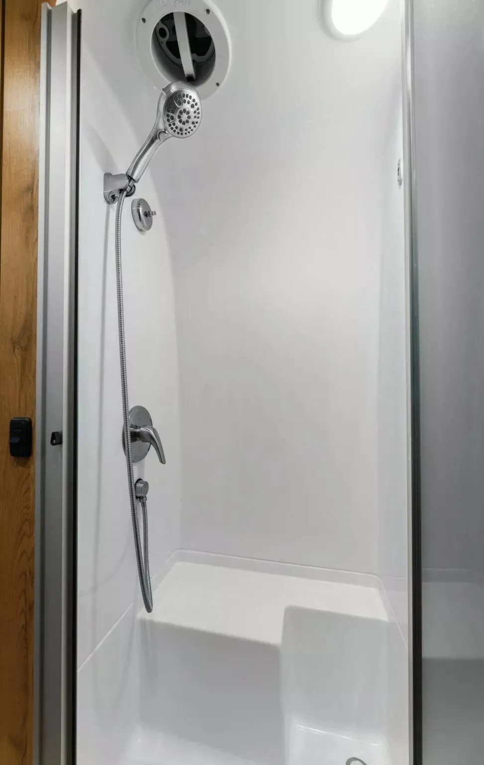 Xe còn có cả vòi sen và phòng tắm. Ảnh: Carscoops. Xe còn có cả vòi sen và phòng tắm. Ảnh: Carscoops.