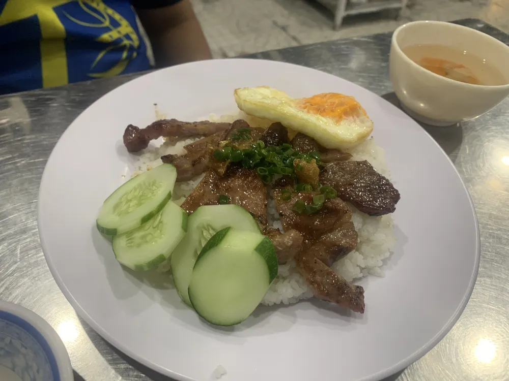 Cơm được cho là thực phẩm không nên để trong tủ lạnh sau khi hâm nóng vì có hại cho sức khỏe. Ảnh: PHƯƠNG LÊ. 3-loai-thuc-pham-ban-khong-nen-cat-vao-tu-lanh-khi-con-nong-1.jpg