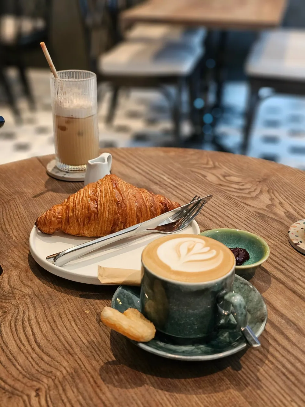 Việc bổ sung sữa vào cà phê thực sự có thể làm giảm đặc tính gây viêm của sữa. Ảnh: PHƯƠNG LÊ. Dieu-gi-xay-ra-khi-ban-them-sua-vao-ca-phe-den-1.jpg