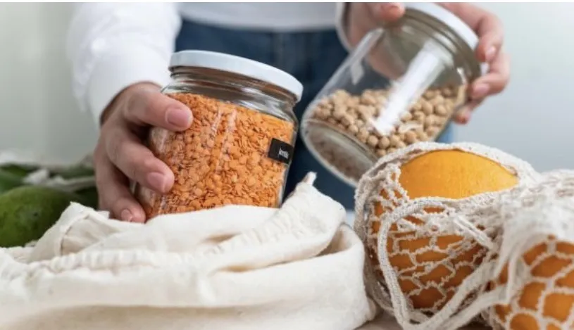 Thực phẩm chế biến và đóng gói có vẻ tiện lợi nhưng chúng thường không tốt cho sức khỏe và đắt hơn thực phẩm tươi sống. Ảnh: Boldsky. Lam- the- nao-de-duy-tri-che-do-an-uong-lanh-manh-ma-khopng-ton-qua-nhieu-tien-1.jpg
