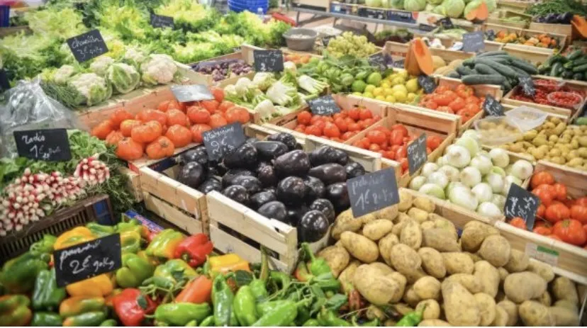 Mua thực phẩm với số lượng lớn hay còn gọi là mua sỉ cũng là một cách hữu ích khác để tiết kiệm chi phí. Ảnh: Boldsky. Lam- the- nao-de-duy-tri-che-do-an-uong-lanh-manh-ma-khopng-ton-qua-nhieu-tien-2.jpg