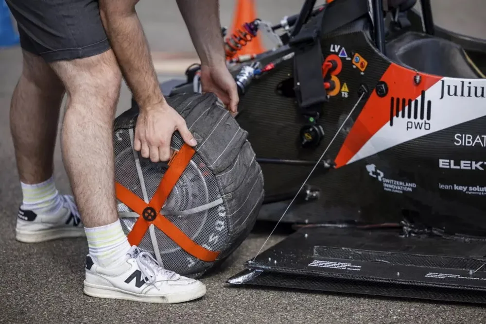 Siêu xe mạnh mẽ nhất cũng không thể sánh bằng chiếc xe này. Ảnh: Carscoops. Gap-go-oto-dien-tang-toc-nhanh-nhat-the-gioi-3.jpg