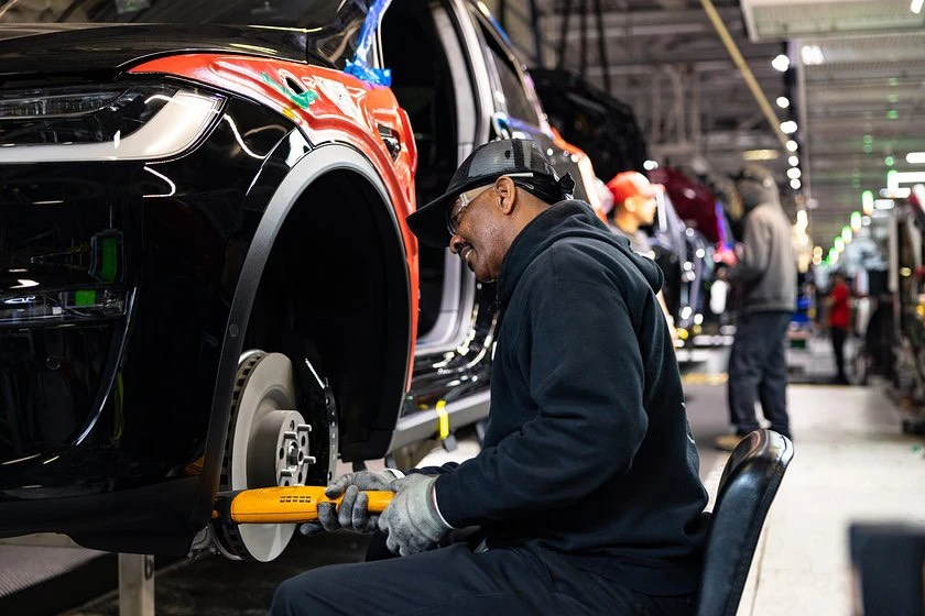 Hiện tại, cách lắp ráp Model Y đã khiến các nhà sản xuất truyền thống choáng váng. Ảnh: Carbuzz. Tesla -cati giam -chi -phi-san -xuat-de- giam-gia- xe -dien-4.jpg