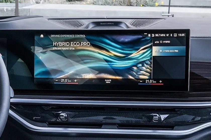 Nhà sản xuất ô tô cho biết BMW cung cấp cho khách hàng một số cách để xóa hoàn toàn dữ liệu của họ. Ảnh: Carbuzz. BMW- bac -bo- cao- buoc- ve- bao -cao- quyen -rieng- tu-2.jpg