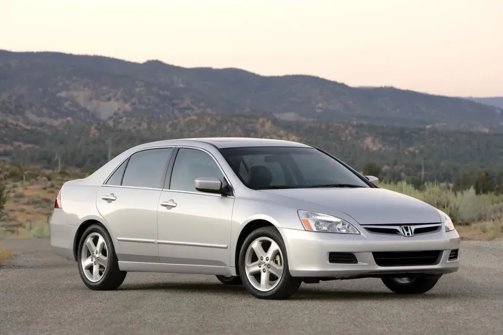Honda Accord V6 MT 2006 có giá 240 triệu đồng. Ảnh: Motorbiscuit. Top-7-mau-sedan-cu-toc-do-nhanh-voi-gia-ca-phai-chang-Honda Accord V6 MT 2006 .jpg