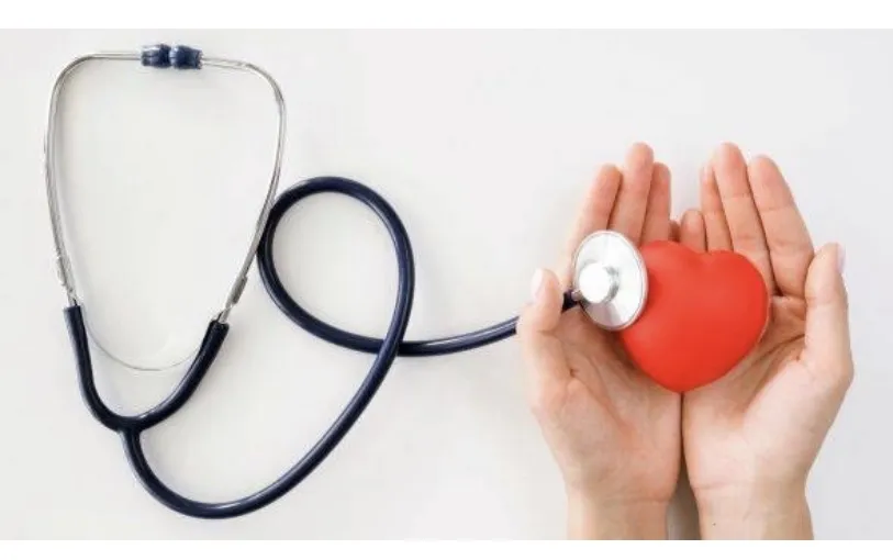 Tiêu thụ rượu và hút thuốc quá mức được biết đến là những tác nhân gây ra bệnh tim. Ảnh: Boldsky. Cai-thien-suc-khoe-tim-mach-bang-nhung-thoi-quen-nay-3.jpg