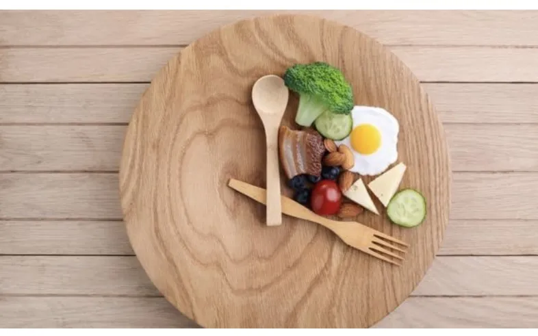 Giảm lượng thức ăn là cách làm giảm lượng đường trong máu từ từ hơn so với nhịn ăn. Ảnh: Boldsky. Nhin-an-va-giam-calo-cai-nao-giam-luong-duong-trong-mau-hon-2.jpg
