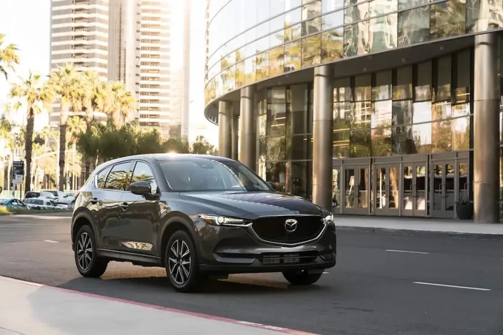 Mazda CX-5 2018. Ảnh: Motorbiscuit. Top-5-mau-SUV-nho-gon-da-qua-su-dung-duoi-500-trieu-dong-Mazda CX-5 2018.jpg