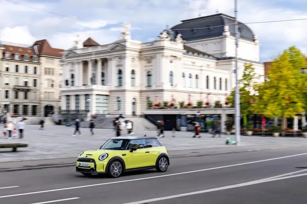 Mini Cooper 2024 có giá 630 triệu đồng. Ảnh: Motorbiscuit. 5 -mau -xe- re-nhat-mang-den-kha-nang-van-hanh-tot-nhat-Mini Cooper S .jpg