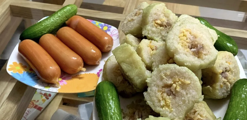Các loại thịt chế biến sẵn như xúc xích, pepperonis và xúc xích thường chứa hàm lượng natri, sunfite và chất béo bão hòa cao. Ảnh: PHƯƠNG LÊ. Bo- nhung- thuc- pham- nay -vi-nó-khien-ban-gia-nhanh-hon-1.jpg