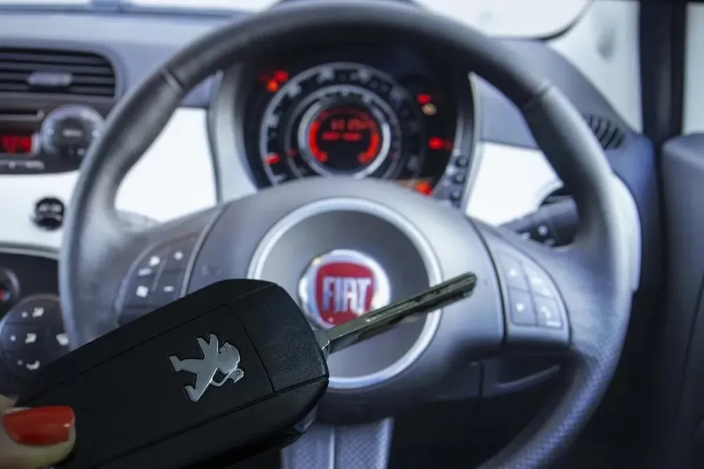 Rút chìa khóa xe và khóa cửa lại. Ảnh: Motorbiscuit. Mot-so-meo-giup-ban-phong-chong-trom-xe-1.jpg