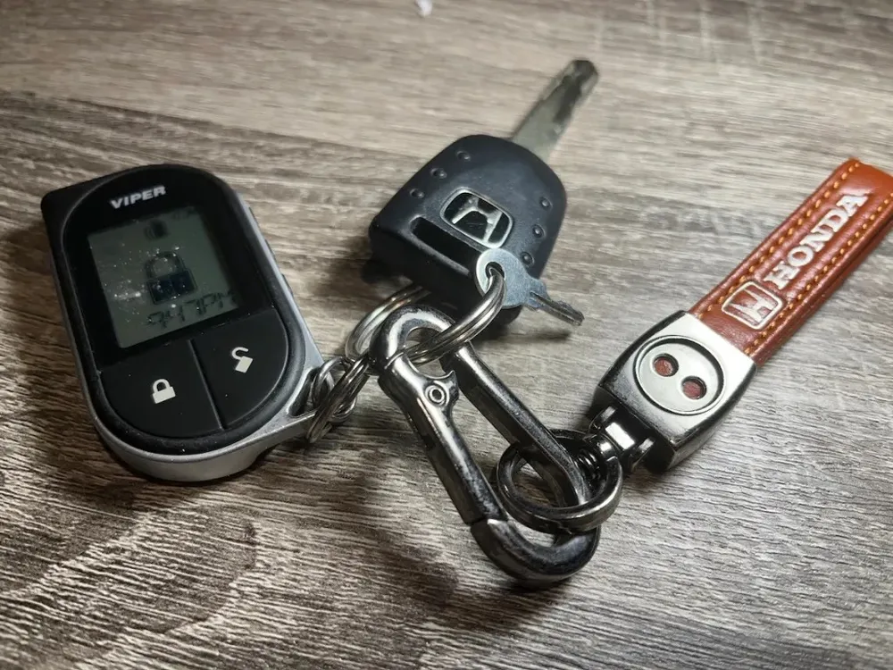 Lắp chuông báo động trên ô tô. Ảnh: Motorbiscuit. Mot-so-meo-giup-ban-phong-chong-trom-xe-3.jpg